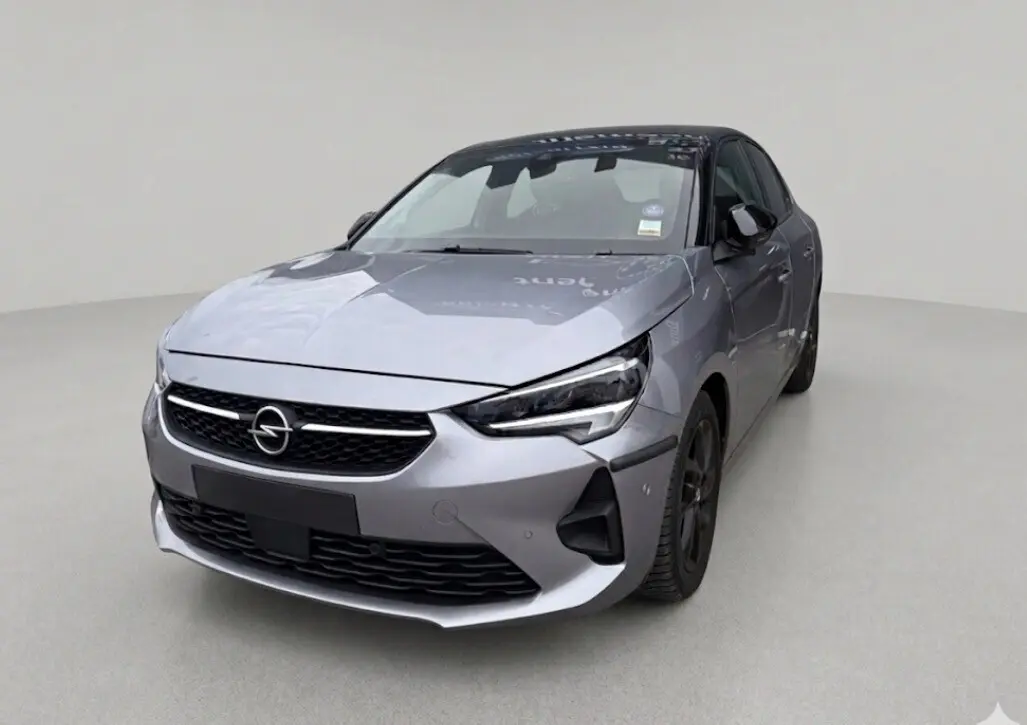 Opel Corsa 2022 gris clair vue 3/4 avant droit, avec calandre noire et jantes foncées GS Line.