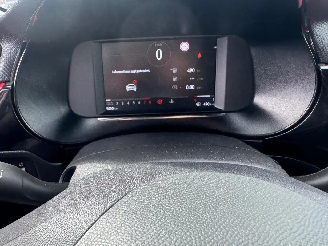 Vue rapprochée du tableau de bord numérique de l’Opel Corsa 2022, affichant les informations de conduite.