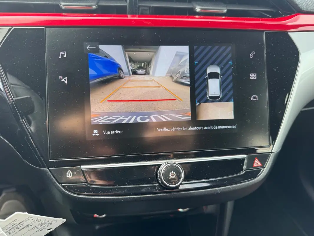 Vue intérieure du tableau de bord de l’Opel Corsa gris clair 2022, avec écran tactile affichant la caméra de recul.