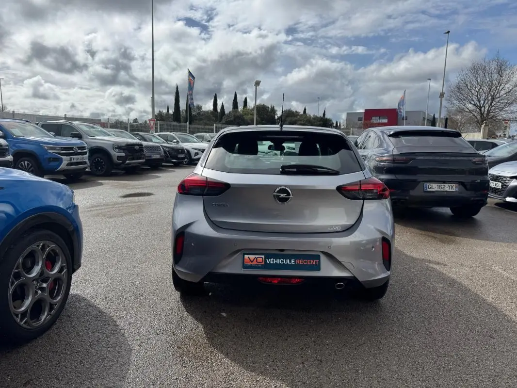 Vue arrière d'une Opel Corsa gris clair 2022, version 1.2 Turbo GS Line, stationnée dans un parking extérieur.