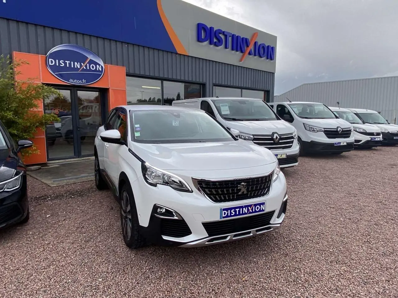 Peugeot 3008 blanc nacré en 3/4 avant droit, jantes alliage 19 pouces, devant un concessionnaire Distinxion.