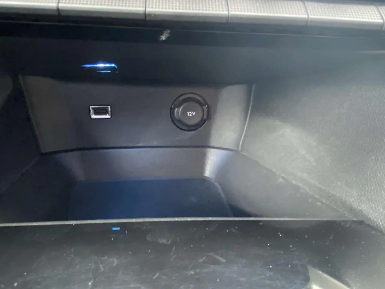 Prise 12V et port USB dans le rangement central intérieur du Peugeot 3008 blanc, version Allure 2017.