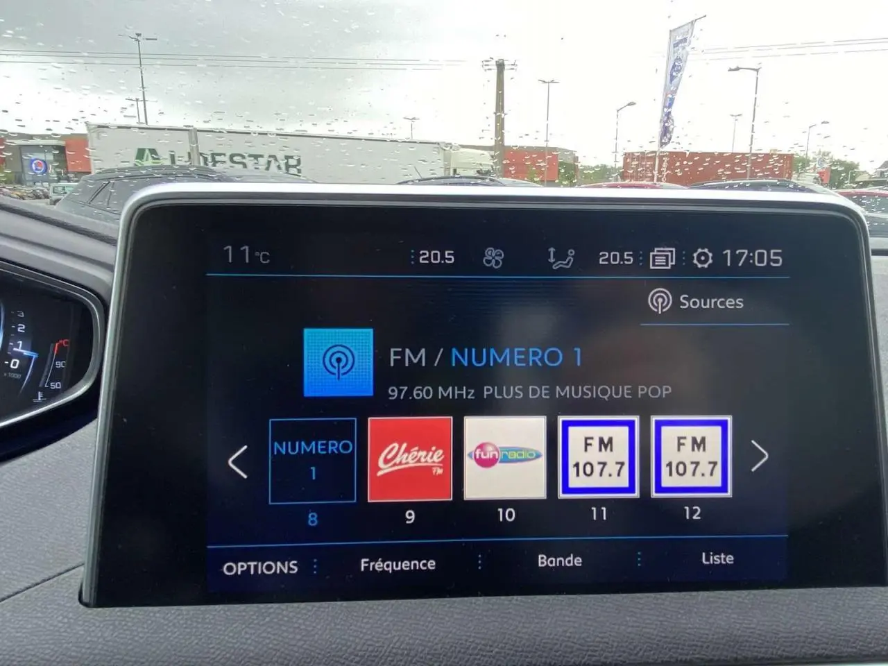 Vue intérieure du tableau de bord du Peugeot 3008 2017 avec écran tactile multimédia affichant les stations radio.