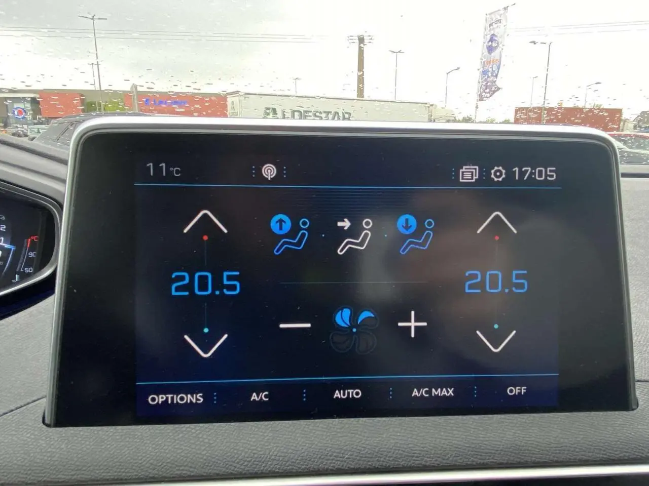 Peugeot 3008 blanc vue de face en extérieur sous la pluie, avec vitres surteintées et jantes alliage 19 pouces.