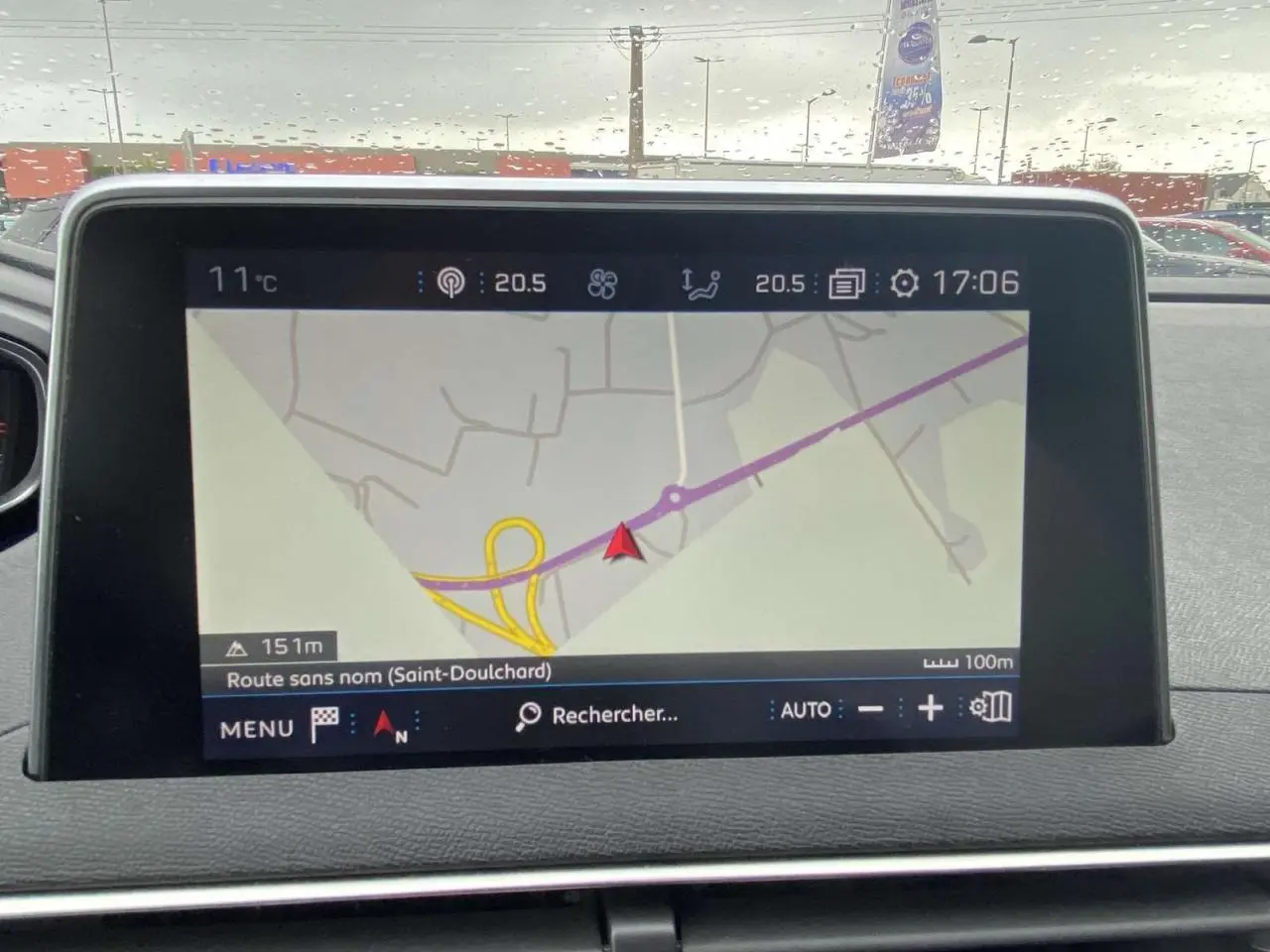 Écran tactile 8 pouces du Peugeot 3008 blanc 2017 affichant le GPS avec carte et informations de navigation.