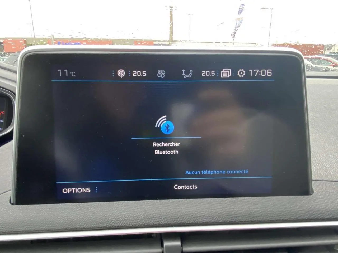 Écran tactile central du Peugeot 3008 blanc, affichant la recherche Bluetooth, vue intérieure frontale.