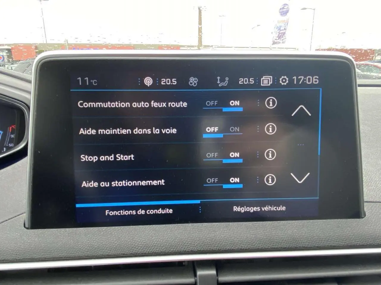 Écran tactile central du Peugeot 3008 blanc de 2017 affichant les réglages d’aides à la conduite.