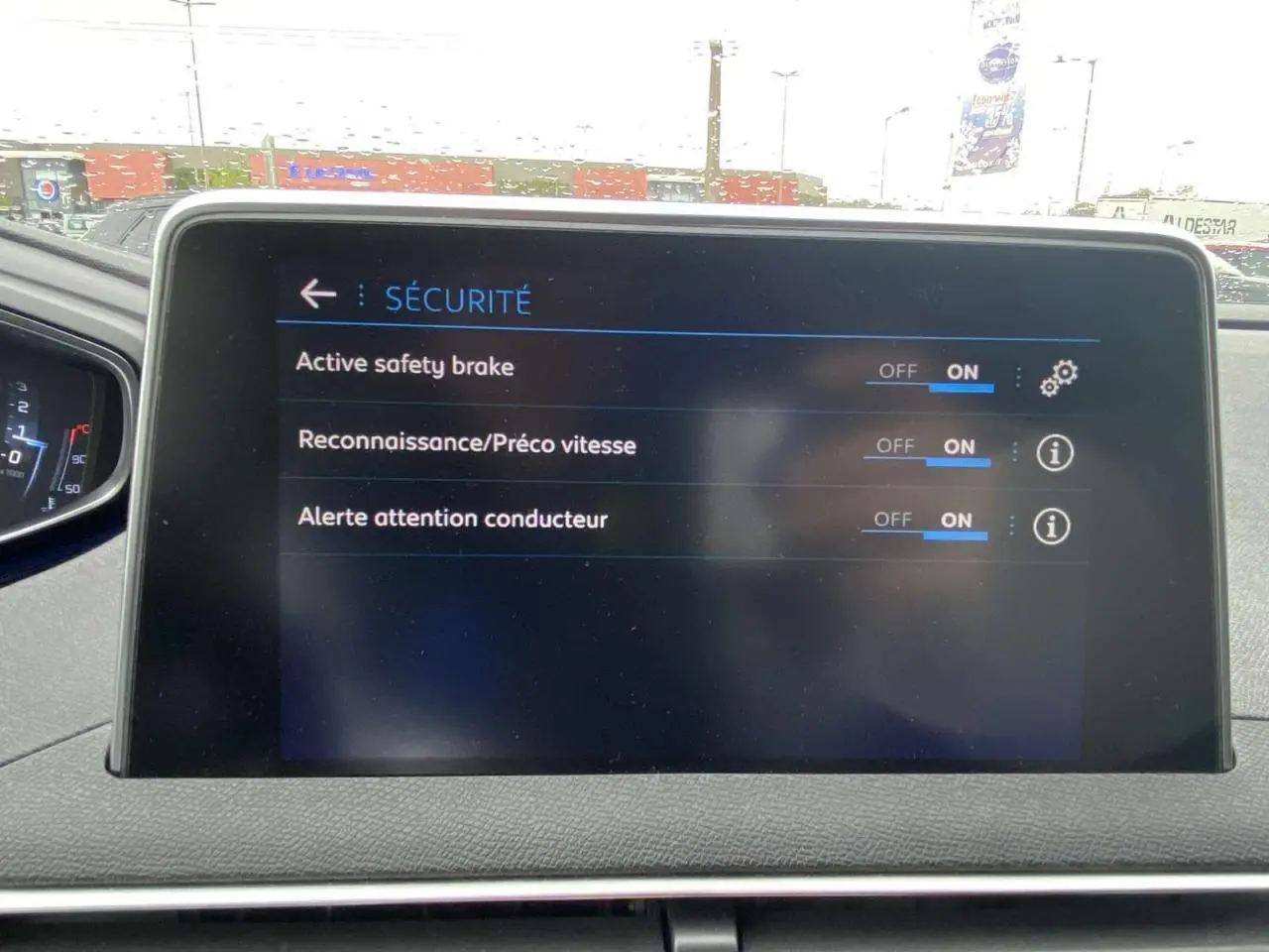 Écran tactile intérieur du Peugeot 3008 blanc 2017 affichant les options de sécurité activées.
