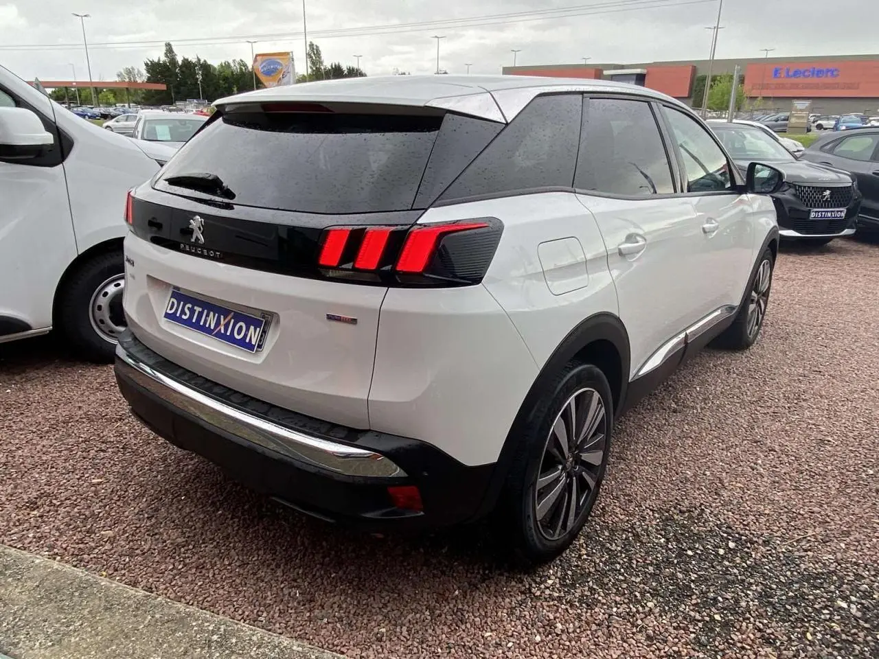 Vue 3/4 arrière droite du Peugeot 3008 blanc nacré avec vitres surteintées et jantes alliage 19 pouces Washington.