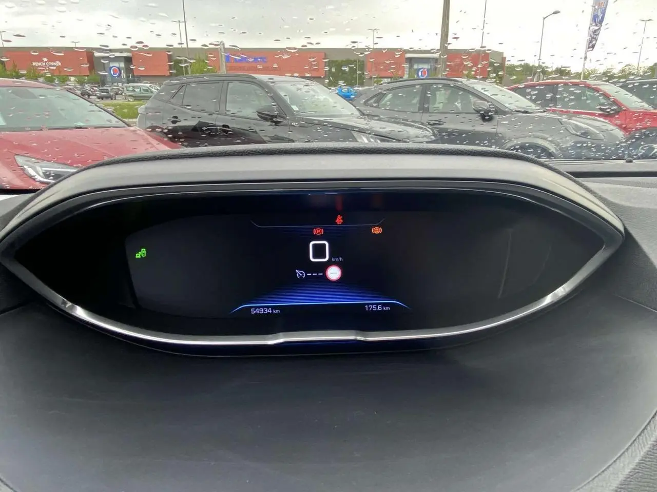 Tableau de bord numérique du Peugeot 3008 2017, affichage digital avec compteur au centre, vue intérieure frontale.