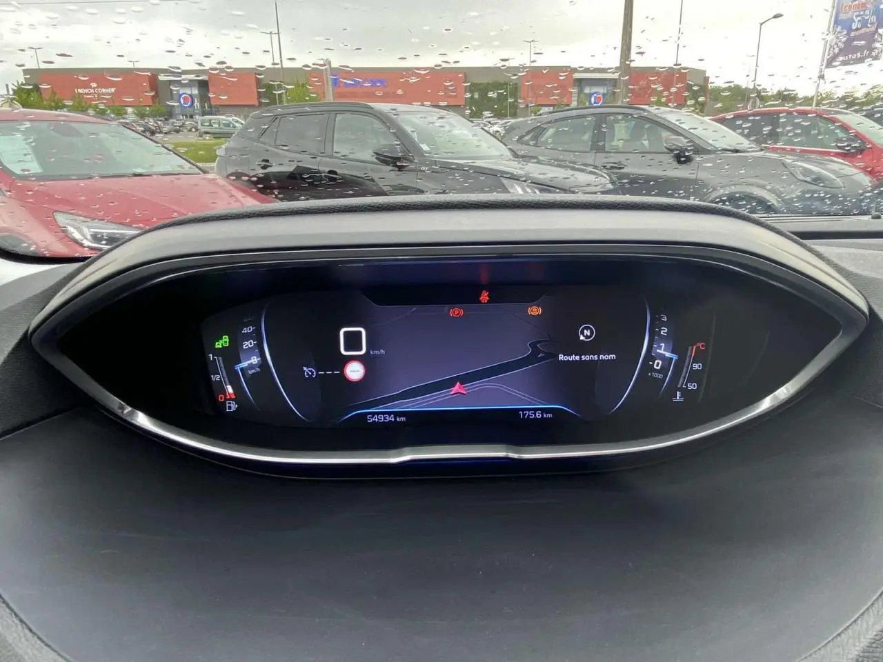 Vue rapprochée du combiné numérique Peugeot 3008 2017 affichant la navigation et les compteurs digitaux.