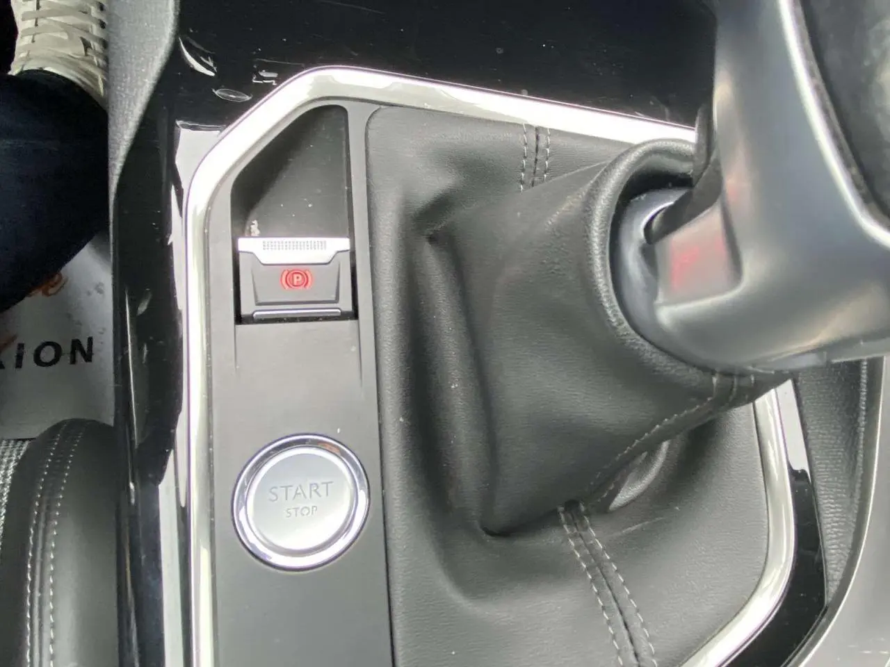 Gros plan sur la console centrale avec levier de vitesse manuel et bouton start/stop du Peugeot 3008 blanc.