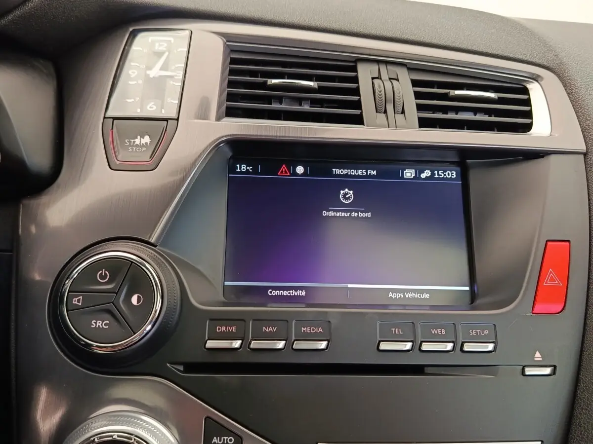 Détail du tableau de bord noir du DS5 2018 avec écran tactile central et commandes multimédia visibles.