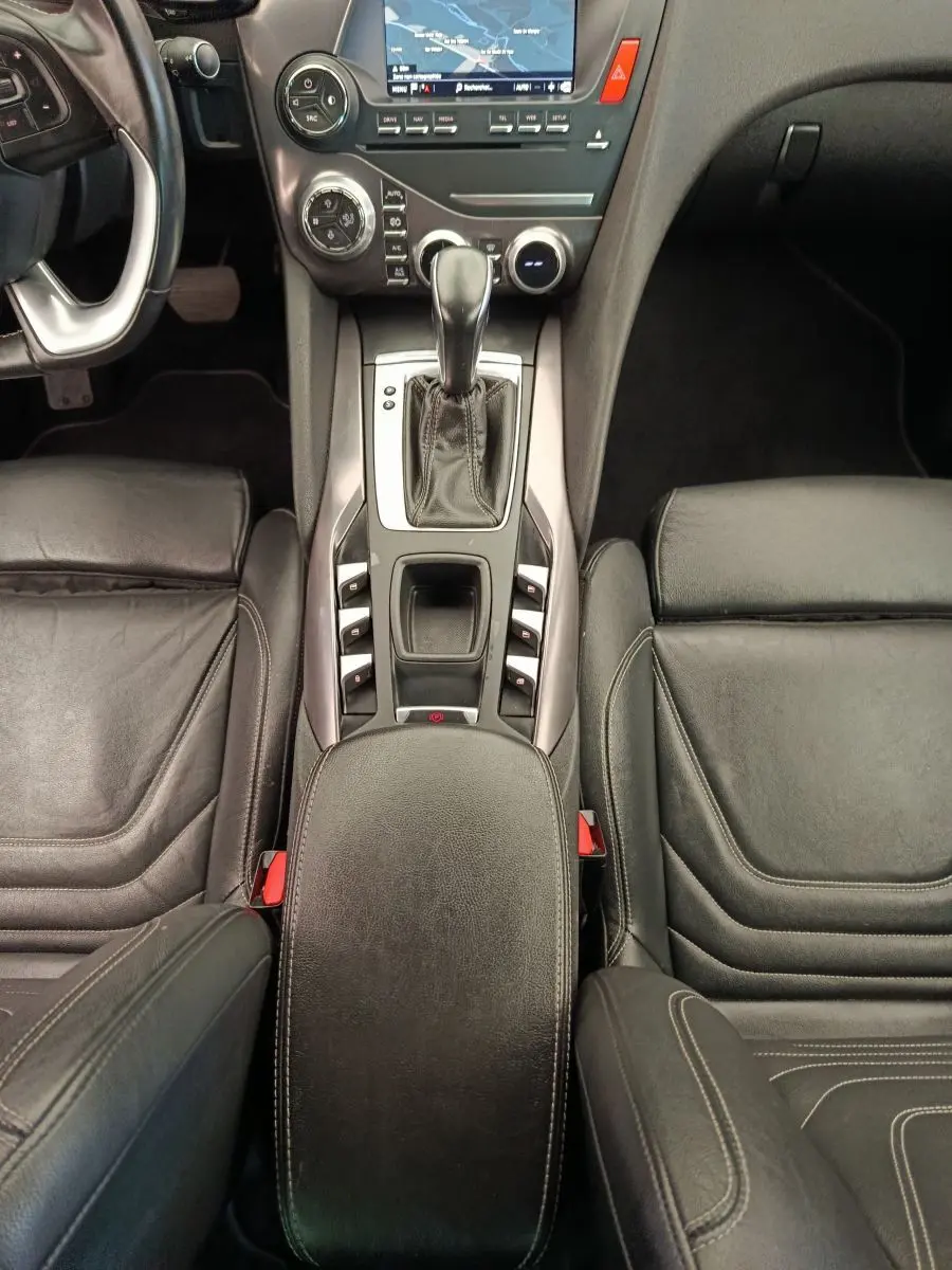 Vue plongeante sur la console centrale et les sièges en cuir noir du DS5 BlueHDi 180 Automatique Chic 2018.