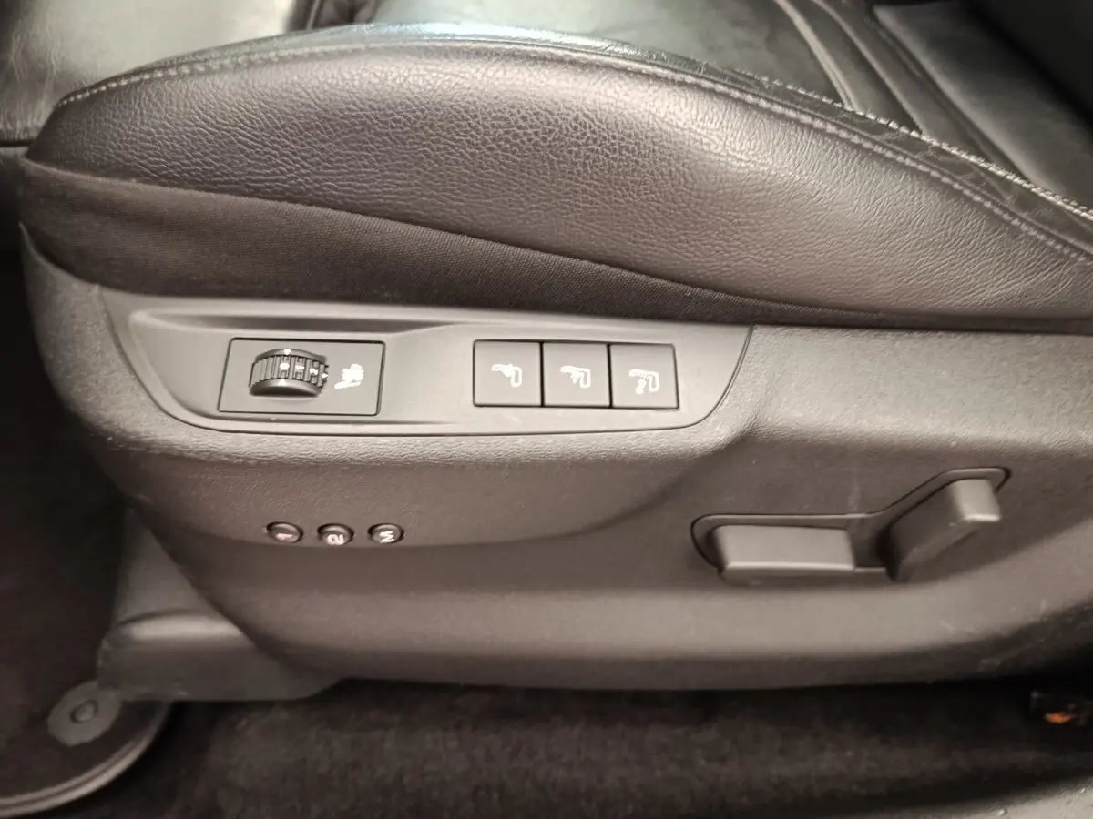 Détail des commandes de réglage du siège en cuir noir d'une DS5 BlueHDi 180 Automatique Chic de 2018.