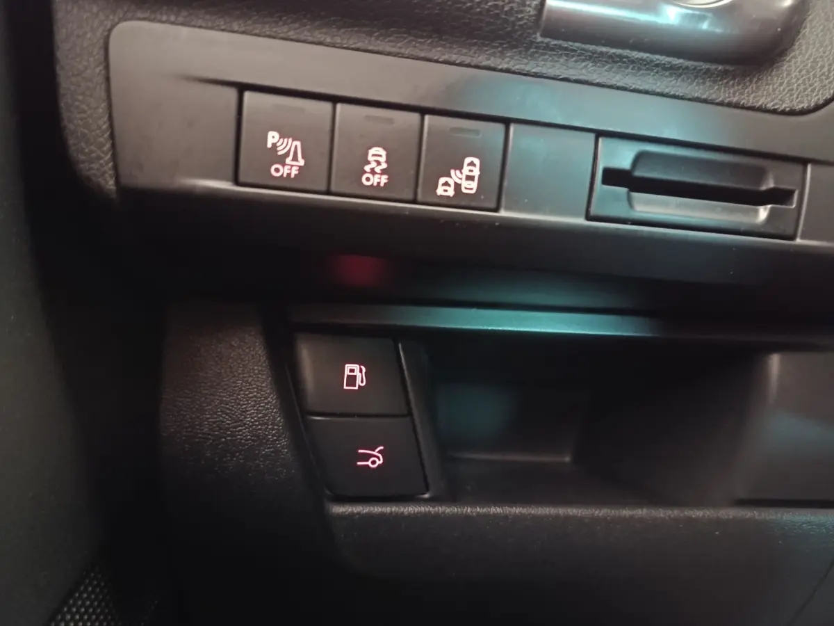Gros plan sur les commandes intérieures noires du DS5 2018, avec boutons d’aide au stationnement et ouverture du coffre.