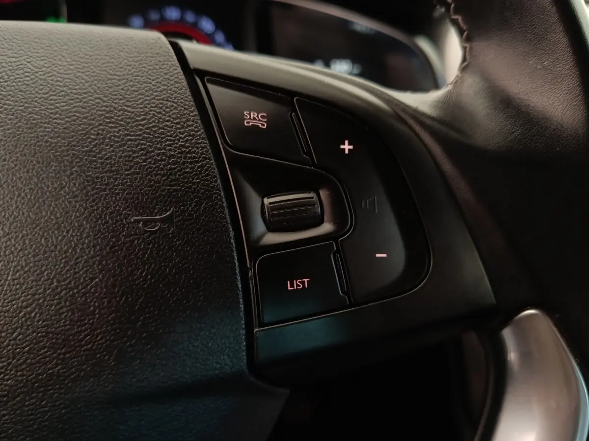 Gros plan sur les commandes de volume et fonction du volant en cuir noir du DS5 BlueHDi 180 Automatique Chic.