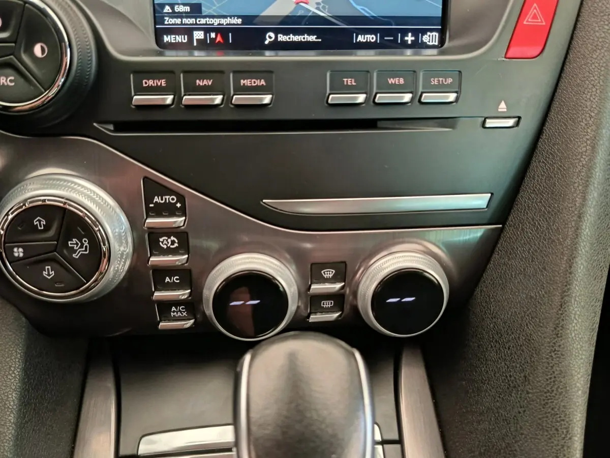 Gros plan sur la console centrale noire du DS5 2018, avec commandes climatisation, écran tactile et levier de vitesse automatique.