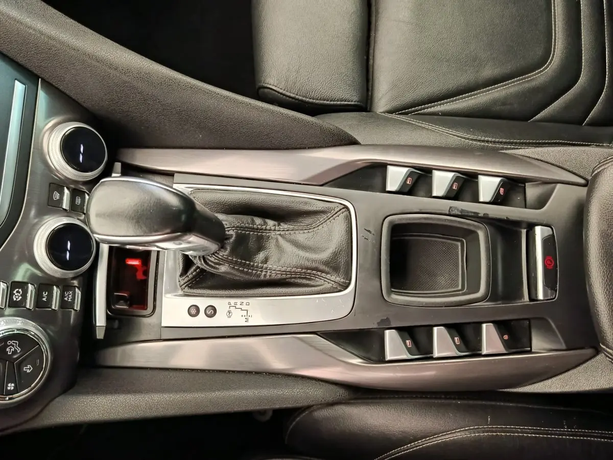 Gros plan sur la console centrale noire du DS5 2018, montrant le levier de vitesse automatique et les commandes de verrouillage.