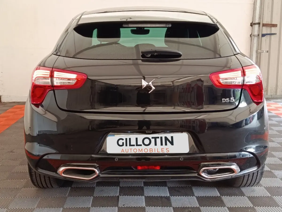 Vue arrière d'une DS5 noire 2018 avec feux LED, double sortie d'échappement chromée et logo DS bien visible.