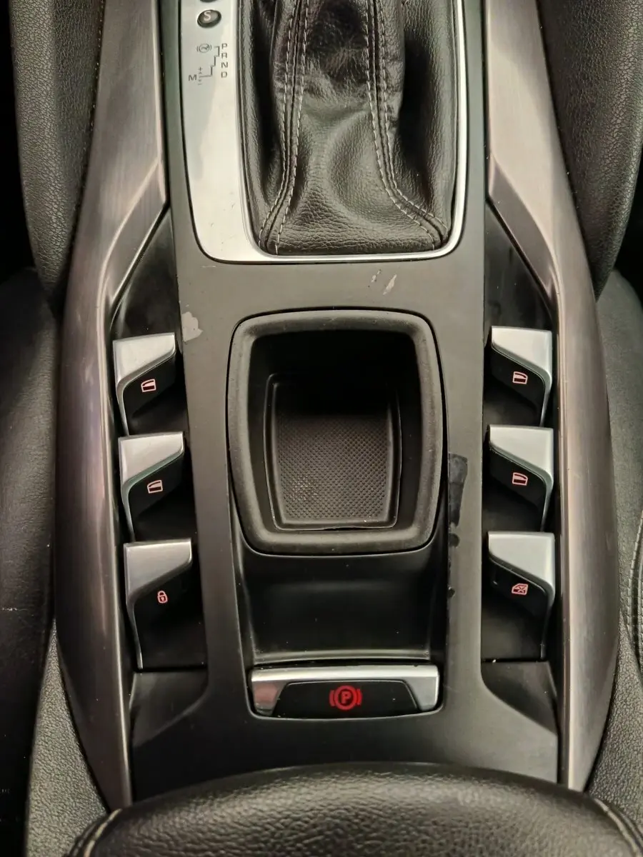 Vue plongeante sur la console centrale noire du DS5 2018, montrant levier de vitesse automatique et commandes des vitres.