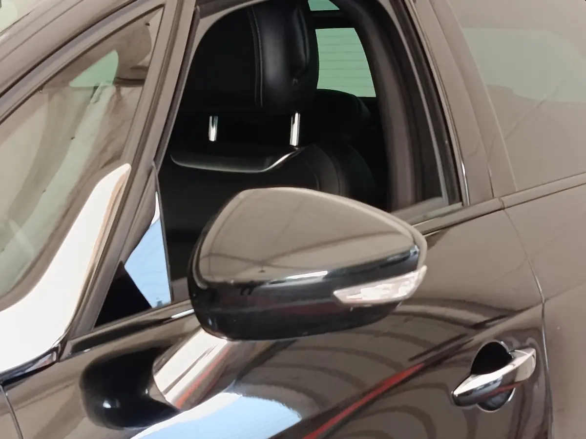 Gros plan sur le rétroviseur extérieur droit noir brillant avec clignotant intégré de la DS5 noire 2018.