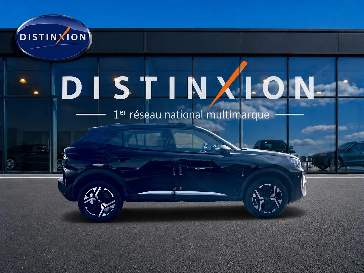 Peugeot 2008 1.2 hybrid 145 GT e-DCS6 noir, vue de profil côté gauche devant vitrine Distinxion.