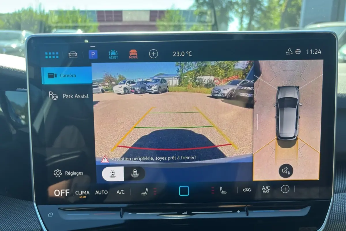 Écran intérieur de la Volkswagen Golf TDI 150 R-Line 2026 montrant la caméra 360° en vue arrière et vue aérienne du véhicule.