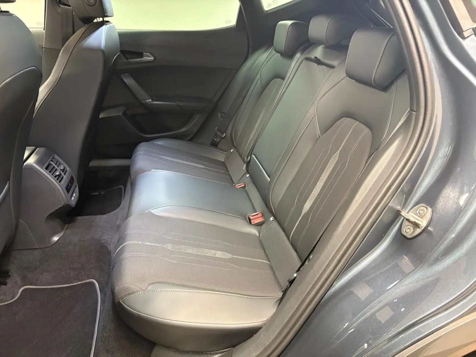 Vue côté droit de la banquette arrière en cuir et tissu gris du CUPRA Formentor 1.5 TSI 150 DSG7 VZ-LINE 2023.