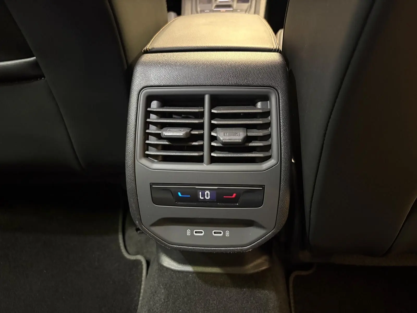 Vue rapprochée des aérateurs arrière et commandes de climatisation avec ports USB du CUPRA Formentor gris magnétique 2023.