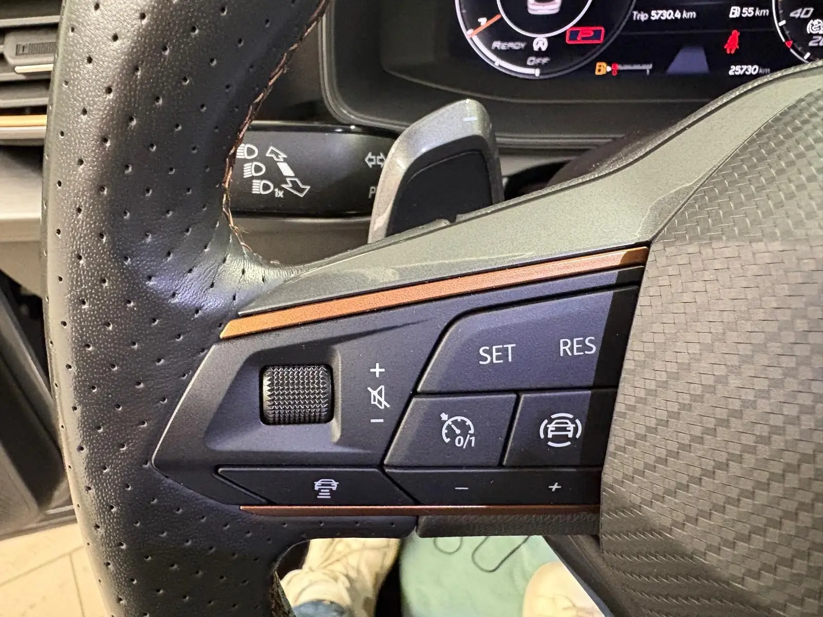 Gros plan sur les commandes à gauche du volant perforé du CUPRA Formentor gris magnétique 2023, finition VZ-LINE.