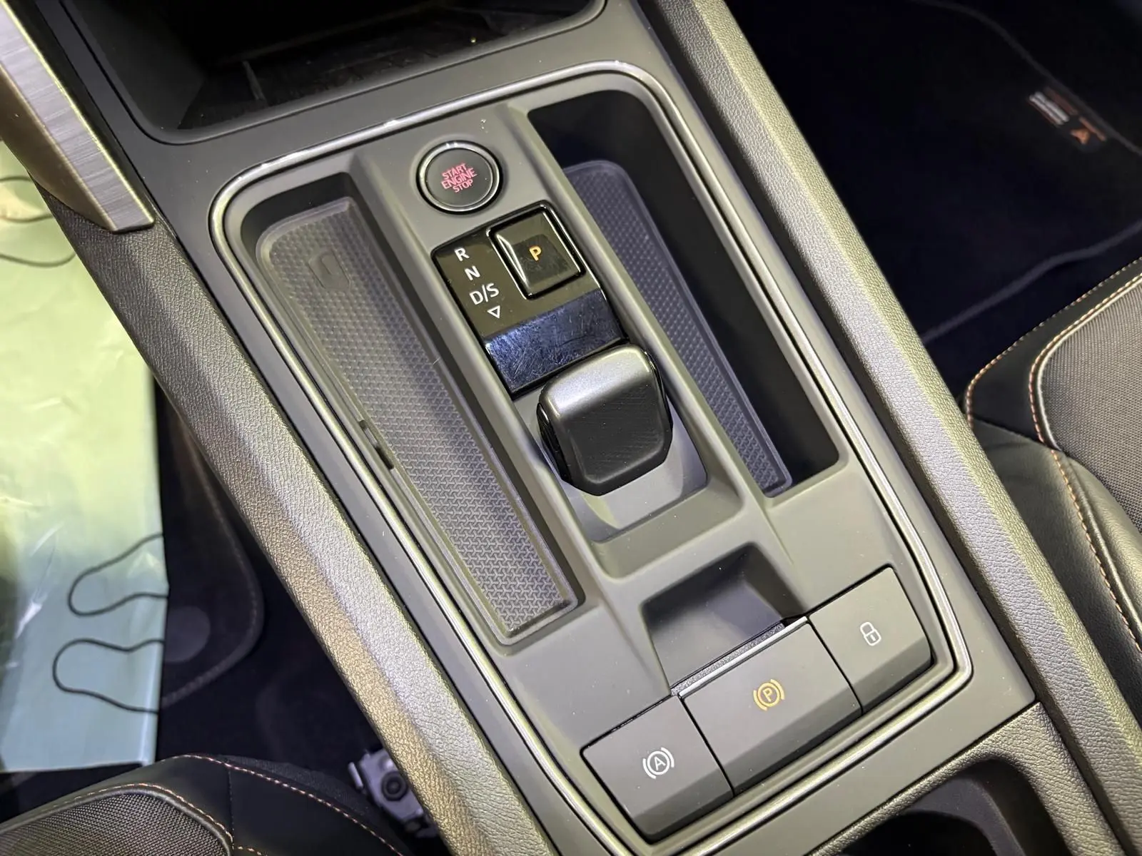 Gros plan sur la console centrale du CUPRA Formentor gris magnétique 2023, avec levier de boîte automatique et bouton start/stop.