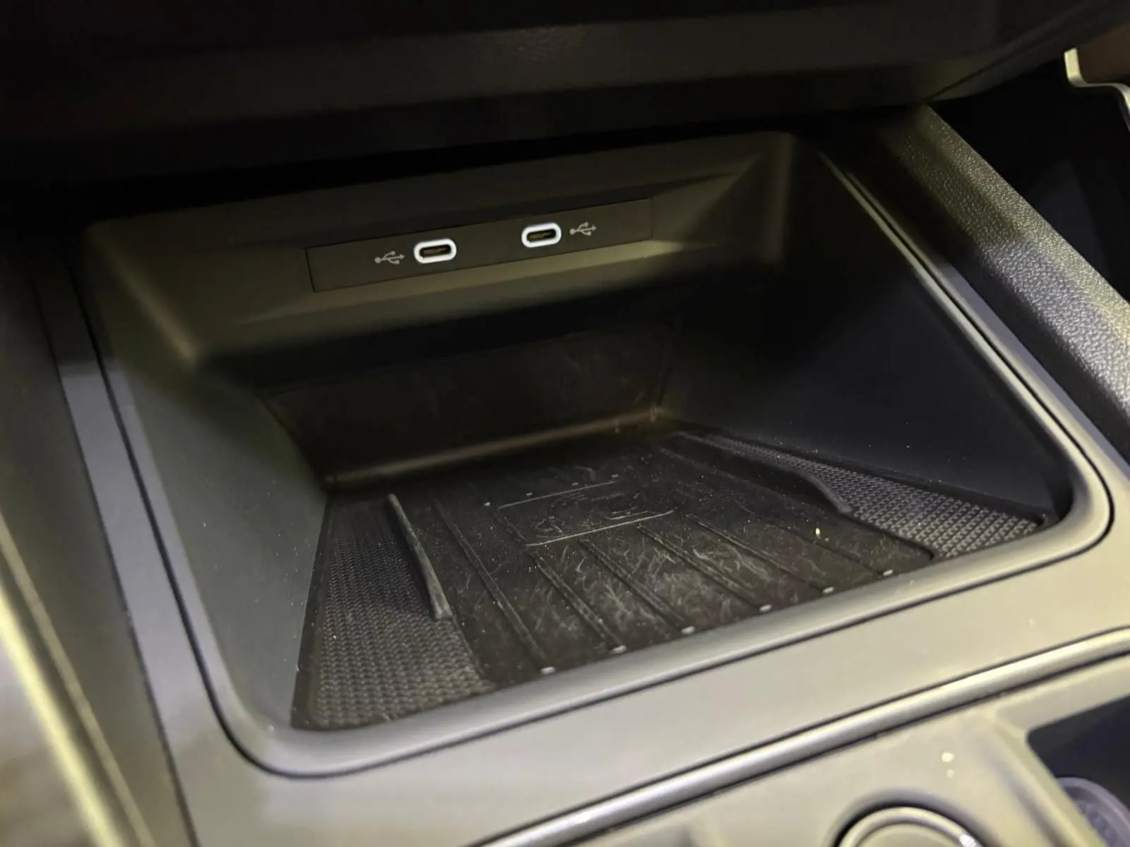 Espace de rangement intérieur avec deux ports USB-C visibles dans la console centrale du CUPRA Formentor Gris Magnétique 2023.
