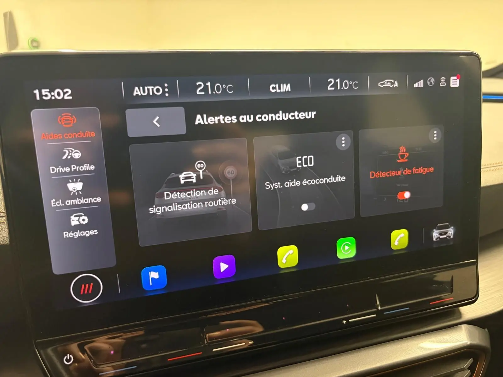 Écran tactile intérieur du CUPRA Formentor 2023 affichant les alertes au conducteur et aides à la conduite.