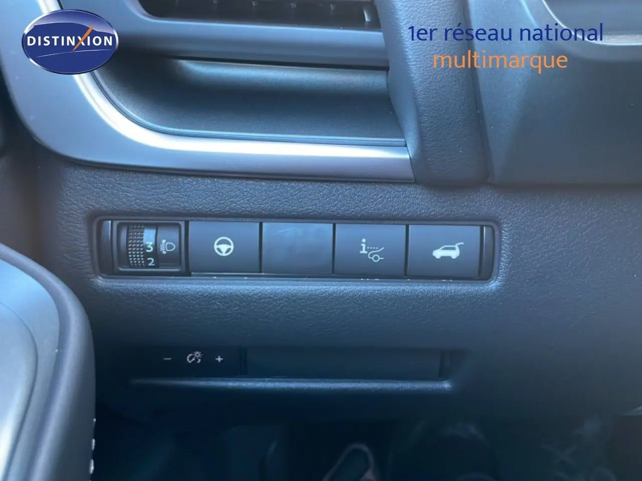 Gros plan sur les commandes du tableau de bord côté gauche du Nissan Qashqai gris argile métal 2025.
