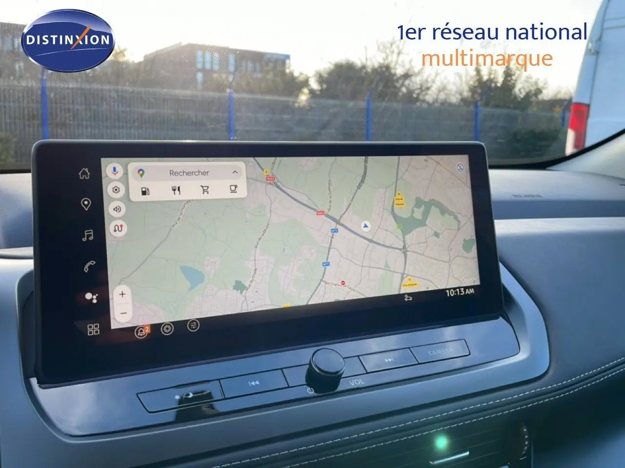 Vue intérieure du tableau de bord du Nissan Qashqai 2025 gris argile métal, avec écran tactile affichant une carte GPS.