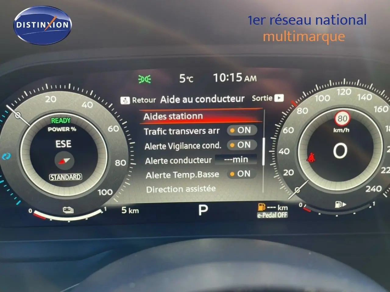 Vue du tableau de bord numérique du Nissan Qashqai 2025 gris argile métal, affichant les aides à la conduite et la vitesse à 0 km/h.