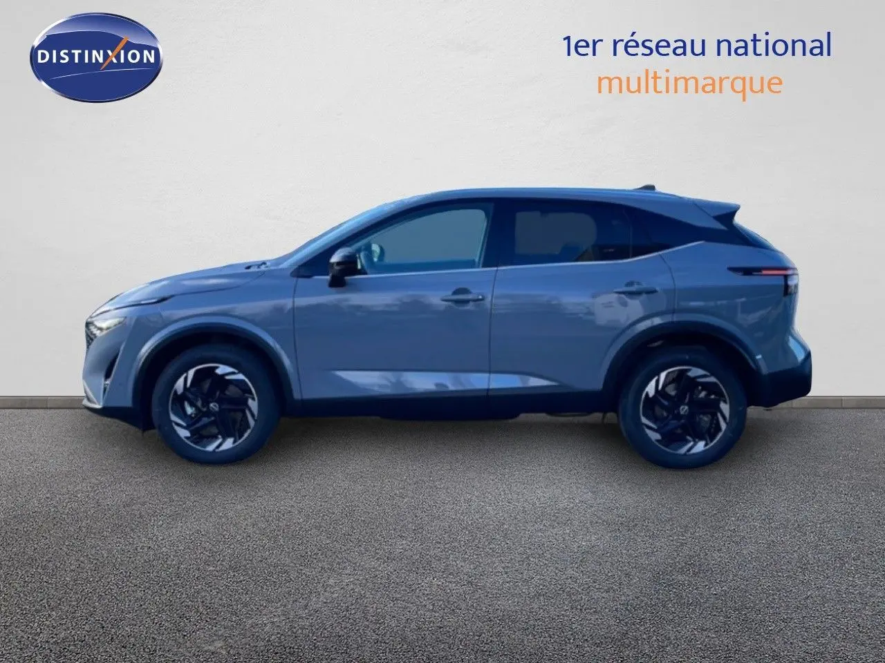 Profil droit du Nissan Qashqai 1.5 E-POWER 205CH N-CONNECTA gris argile métal avec jantes noires stylées.
