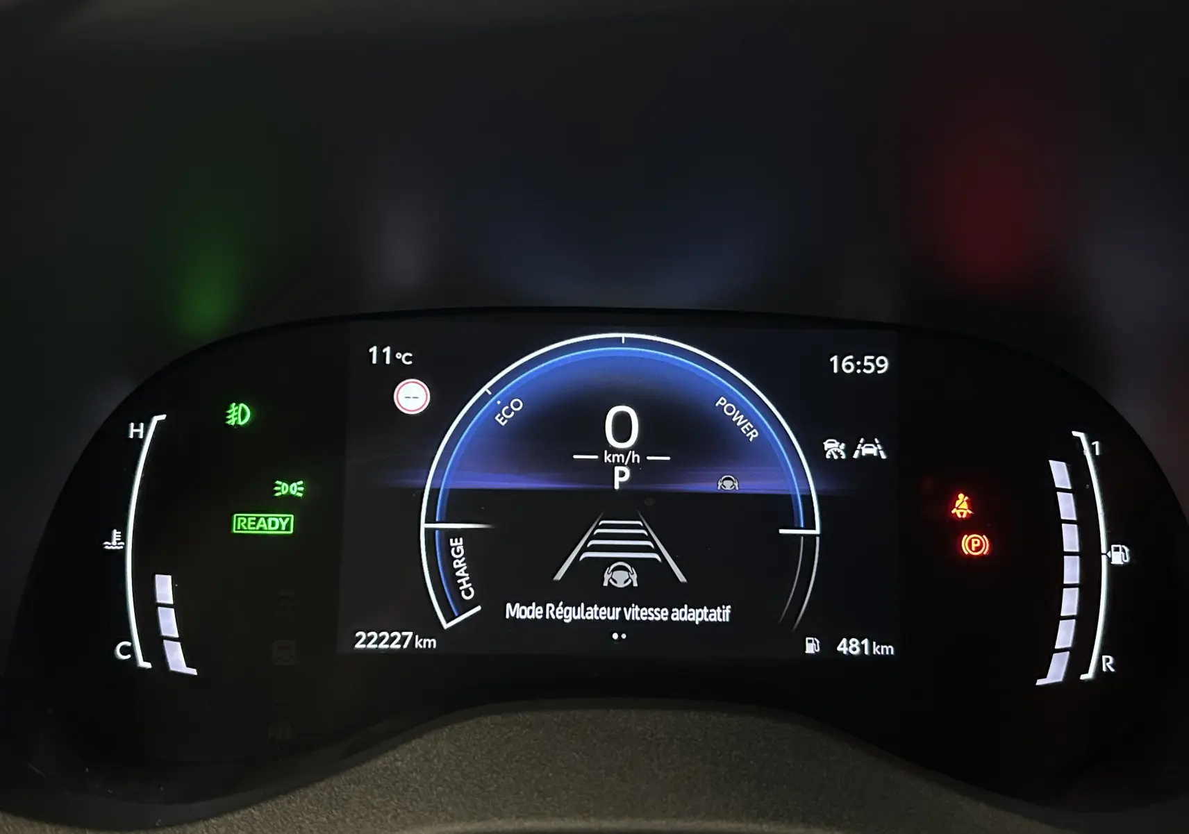 Tableau de bord numérique de Toyota Yaris Cross 116h en mode adaptatif, affichant 0 km/h et 22 227 km au compteur.