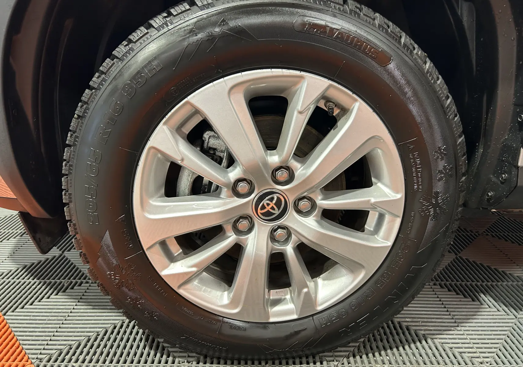 Gros plan sur la roue avant droite de la Toyota Yaris Cross 2025 avec jante alliage argent et pneu hiver marqué Taurus.