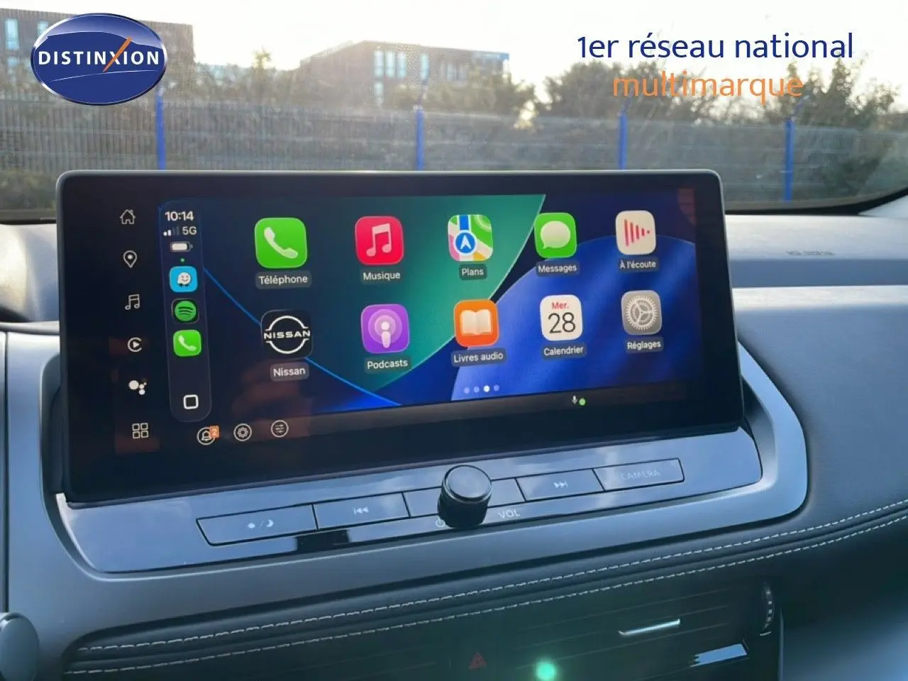 Écran tactile central du Nissan Qashqai gris argile, affichant les applications connectées, vue intérieure avant.