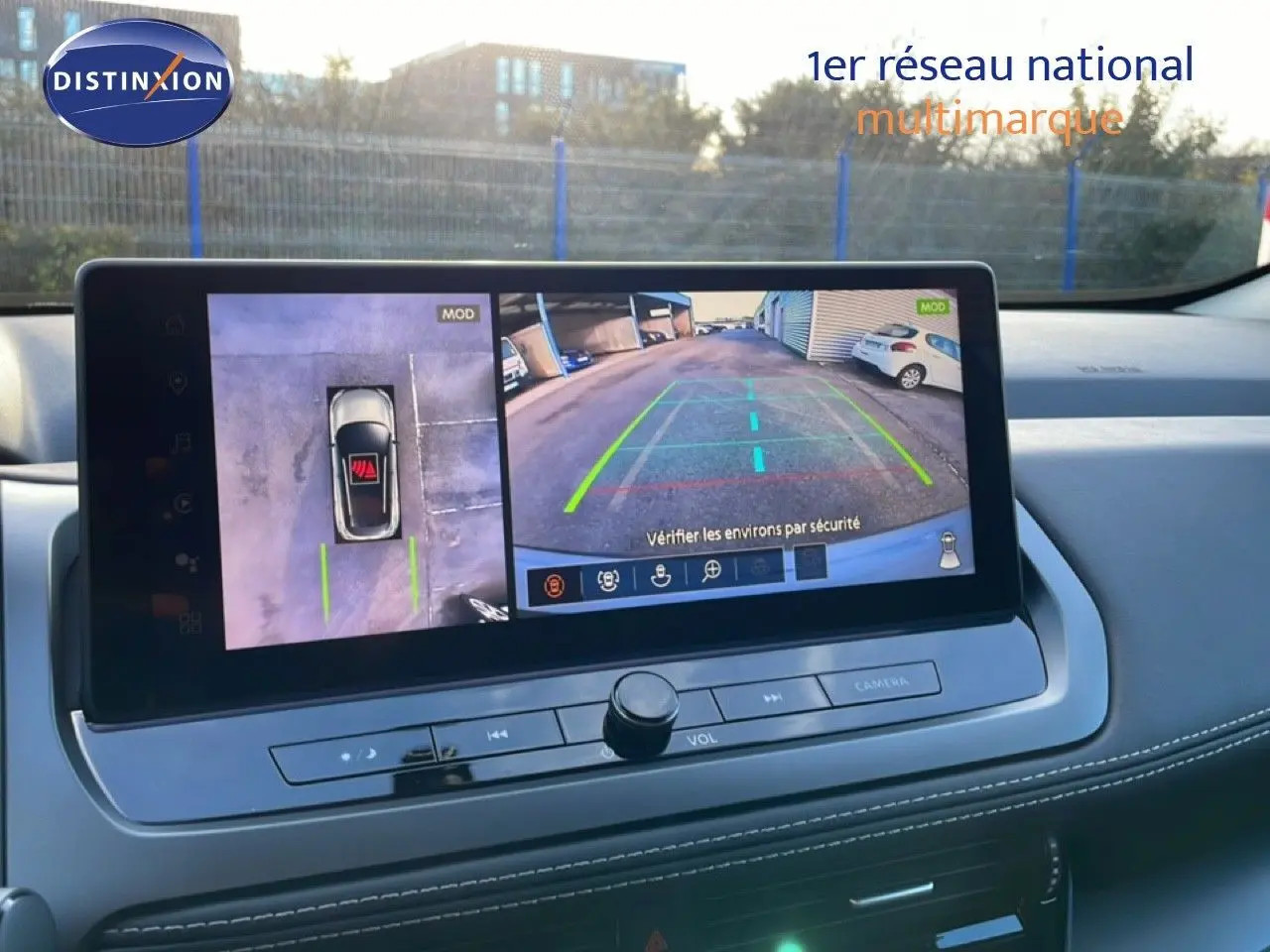 Écran central du Nissan Qashqai 2025 gris argile métal, affichant la caméra de recul et vue 360° intérieure.