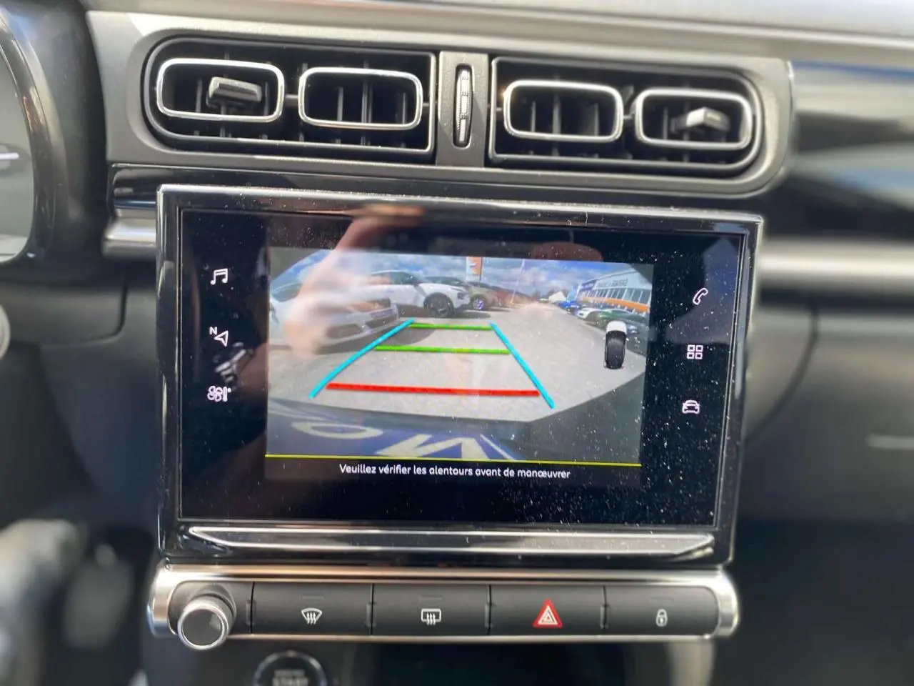 Vue rapprochée de l’écran central de la Citroën C3 gris platinium montrant la caméra de recul en fonctionnement.