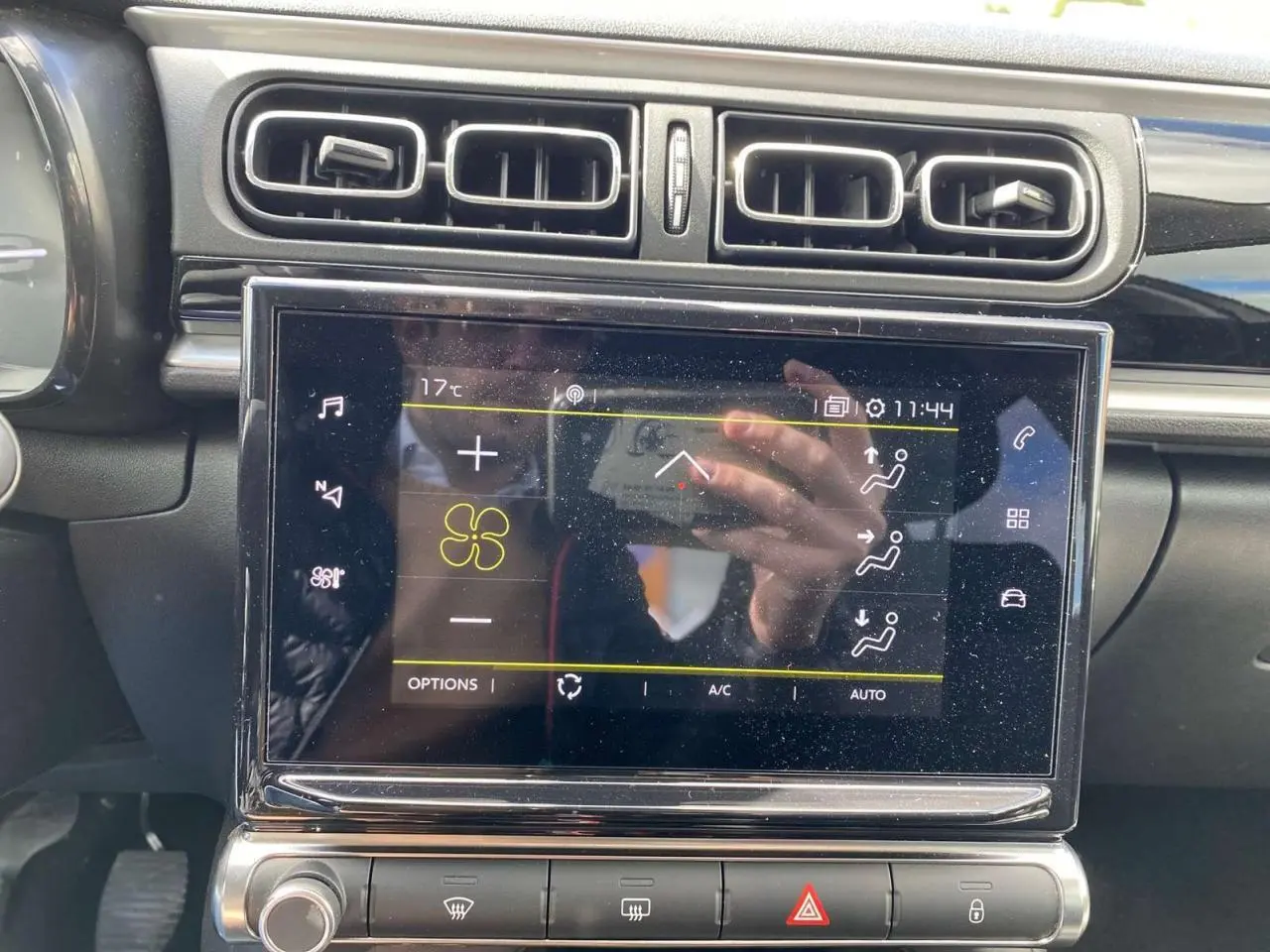 Vue rapprochée de la console centrale de la Citroën C3 2021, écran tactile avec commandes de climatisation.