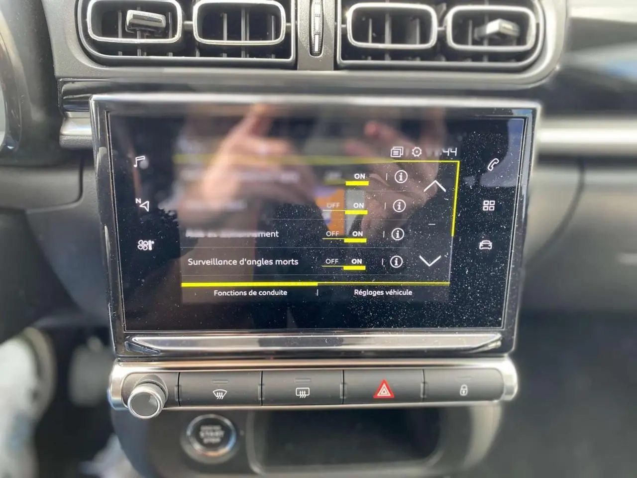 Vue rapprochée de l’écran tactile central de la Citroën C3 2021 montrant les réglages de surveillance d’angles morts.