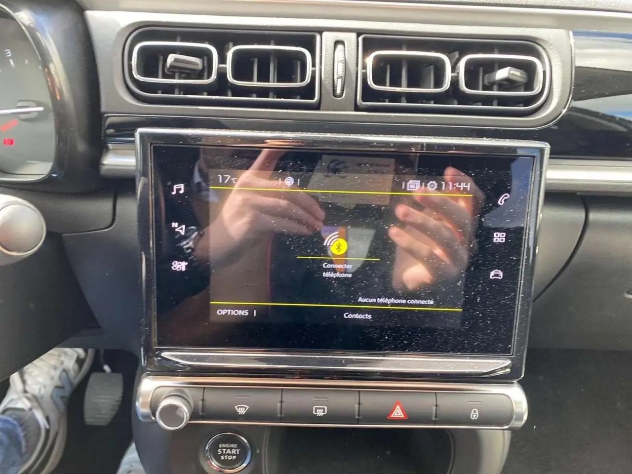 Vue rapprochée de la console centrale de la Citroën C3 2021, écran tactile avec interface Bluetooth et commandes climatisation.