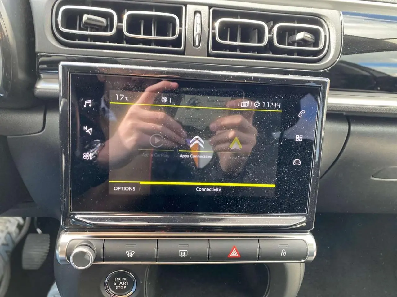 Vue rapprochée du tableau de bord de la Citroën C3 2021, écran tactile central avec interface connectée et commandes climatisation.
