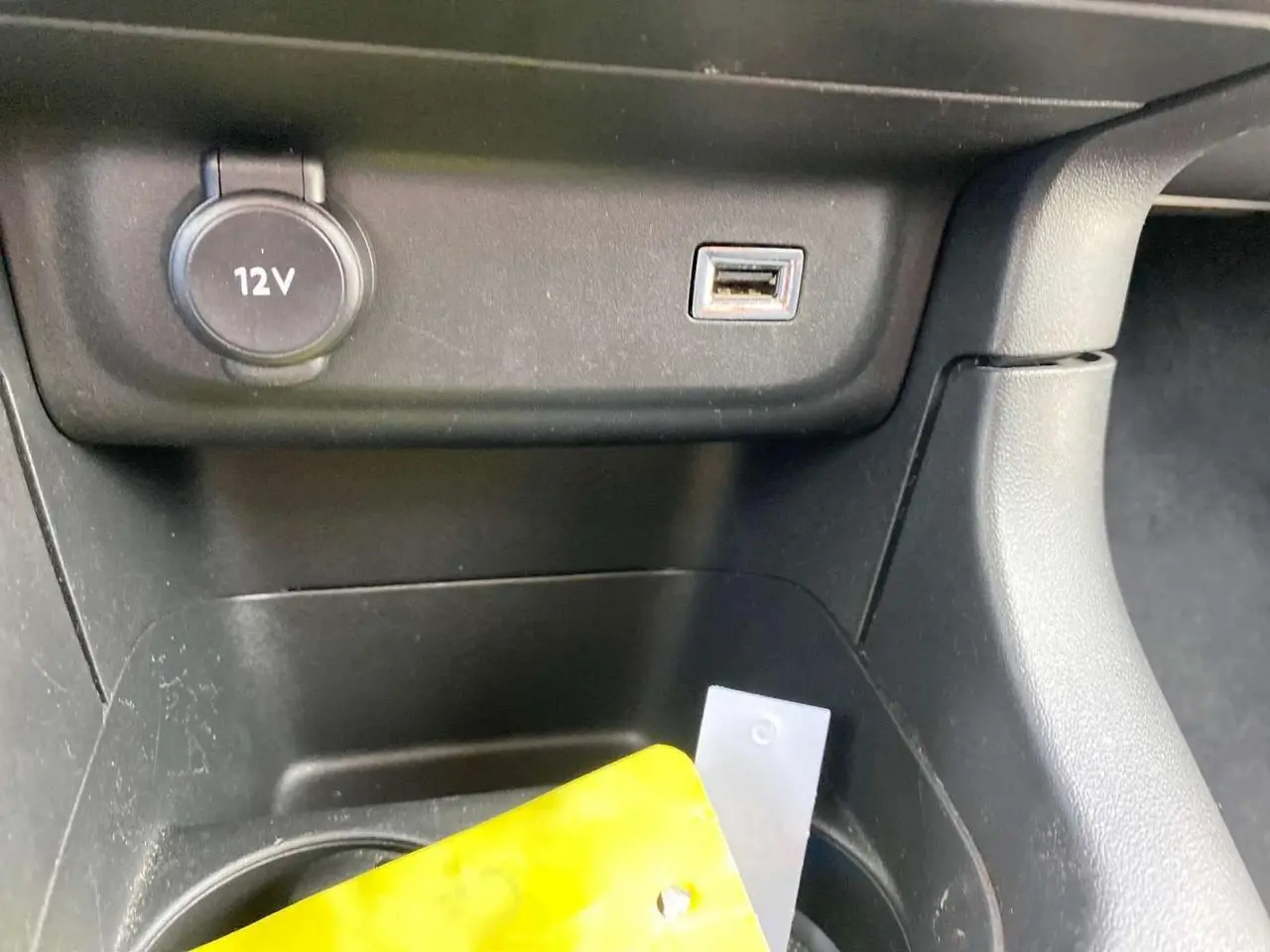 Gros plan sur la prise 12V et port USB dans l'habitacle noir de la Citroën C3 2021.