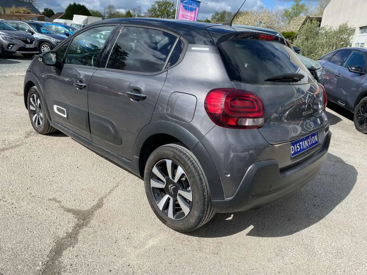 Vue 3/4 arrière droite d'une Citroën C3 gris platinium avec toit noir Onyx et jantes alliage 16 pouces diamantées.