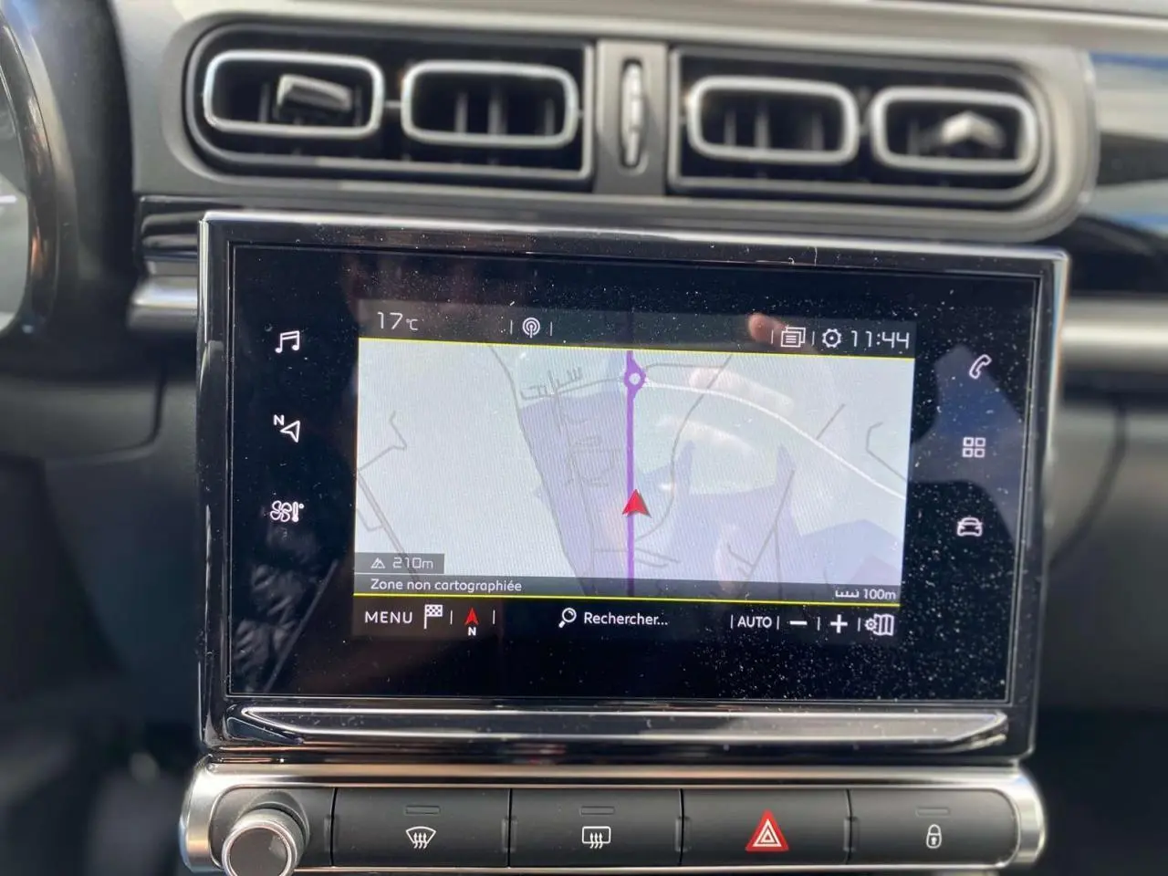 Vue rapprochée de l’écran tactile de navigation de la Citroën C3 2021 avec tableau de bord noir.